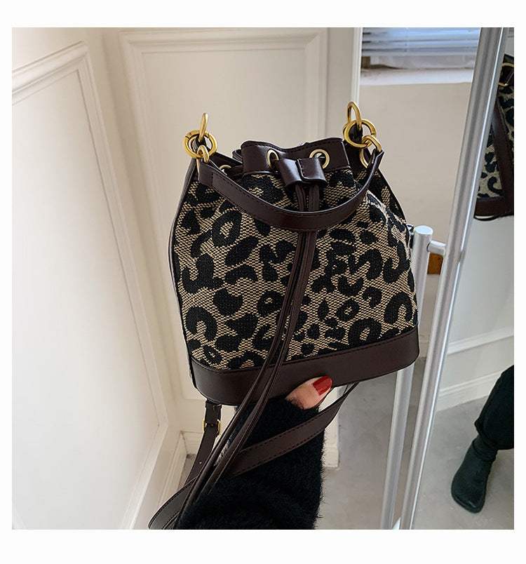 Leopard Elegance: Retro One-Shoulder Crossbody Bag