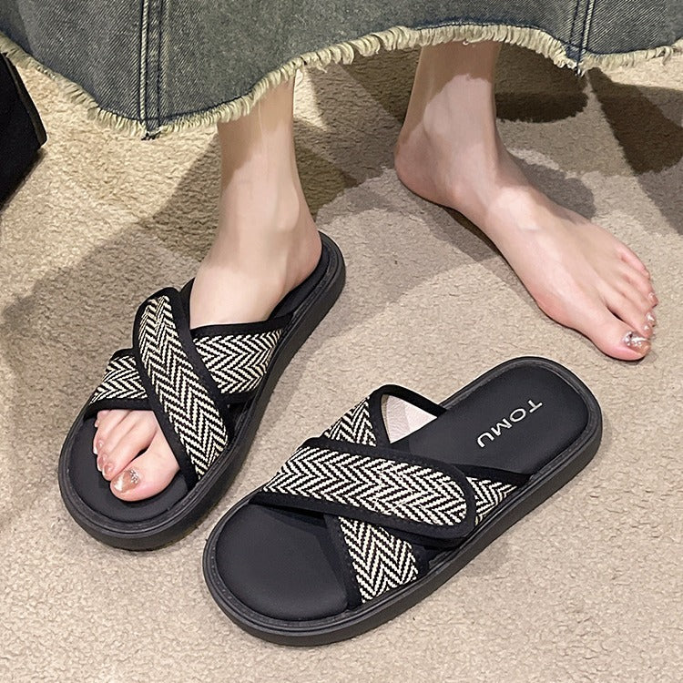 Shit feeling slippers for women in summer, slip resistant sandals for outdoor wear, cool new sandals for summer