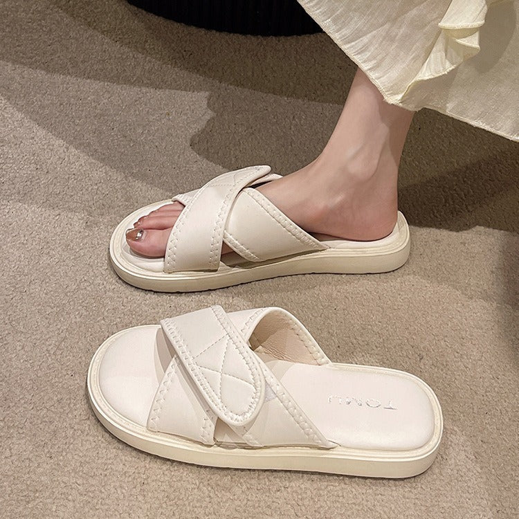 Shit feeling slippers for women in summer, slip resistant sandals for outdoor wear, cool new sandals for summer